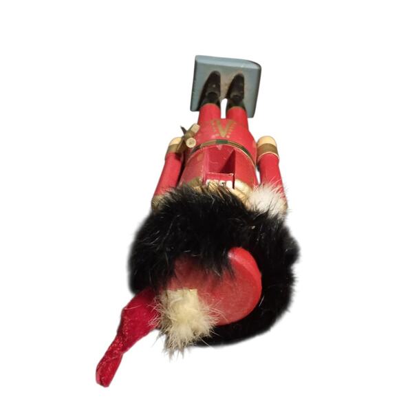 Vintage Erzgebirgische Buckingham Palace Queens Guard German Nutcracker 10” - Picture 4 of 5